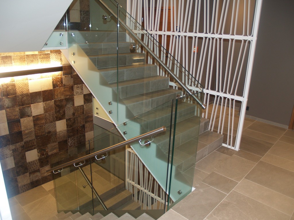 klaaspiirded metallpiirded metkon veerenni korterelamu tallinnas