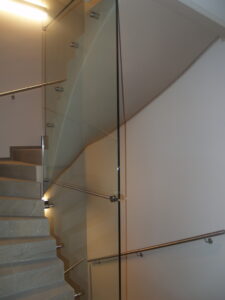 klaaspiirded metallpiirded metkon veerenni korterelamu tallinnas