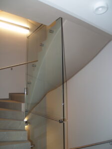 klaaspiirded metallpiirded metkon veerenni korterelamu tallinnas