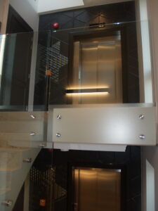 klaaspiirded metallpiirded metkon veerenni korterelamu tallinnas