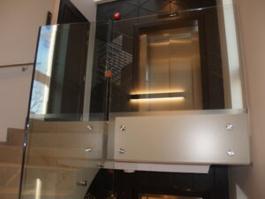 klaaspiirded metallpiirded metkon veerenni korterelamu tallinnas