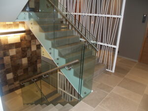 klaaspiirded metallpiirded metkon veerenni korterelamu tallinnas