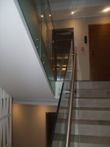 klaaspiirded metallpiirded metkon veerenni korterelamu tallinnas