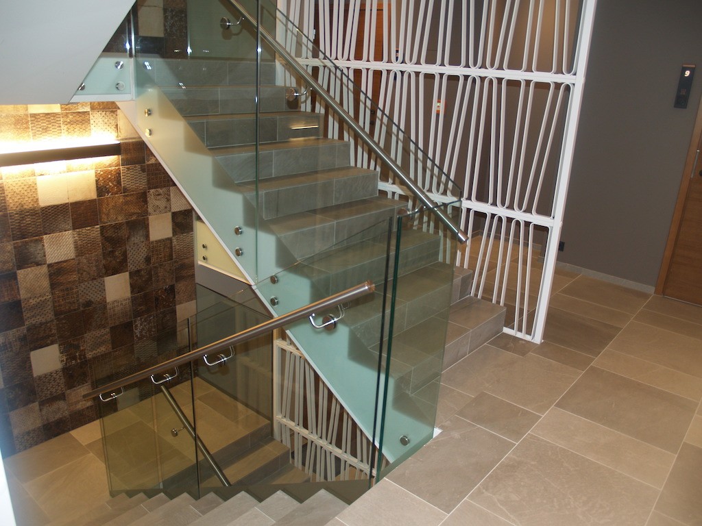 klaaspiirded metallpiirded metkon veerenni korterelamu tallinnas